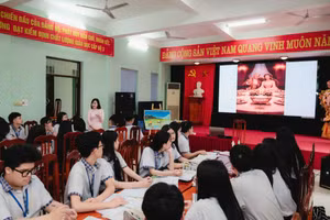 Học sinh Trường THPT Lương Thế Vinh (Quảng Trị) hào hứng trong tiết học Ngữ văn bằng tích hợp tiếng Anh và STEM. 