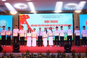 Ông Đặng Ngọc Tuấn, Giám đốc Sở GD&ĐT Quảng Bình tặng giấy khen cho những học sinh có thành tích học tập xuất sắc.