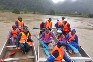 Lực lượng chức năng tìm kiếm 2 nạn nhân bị lũ cuốn trôi. (Ảnh: CTV)