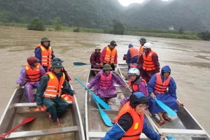 Lực lượng chức năng tìm kiếm 2 nạn nhân bị lũ cuốn trôi. (Ảnh: CTV)