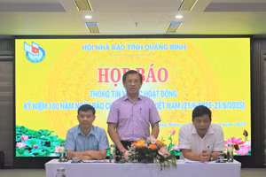 Ông Hoàng Hữu Thái - Chủ tịch Hội Nhà báo tỉnh Quảng Bình thông tin về chuỗi hoạt động chào mừng Kỷ niệm 100 năm Ngày Báo chí Cách mạng Việt Nam.