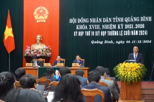 Ông Lê Ngọc Quang, Bí thư Tỉnh ủy Quảng Bình phát biểu tại kỳ họp. 