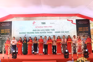Đại biểu thực hiện nghi thức cắt băng khai trương khu du lịch sinh thái "Đường Trường Sơn huyền thoại - Hang Chỉ Huy".