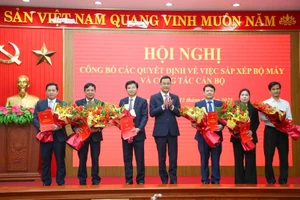 Bí thư Tỉnh ủy Lê Ngọc Quang trao quyết định và tặng hoa cho ông Trương An Ninh (thứ 3 từ trái sang).