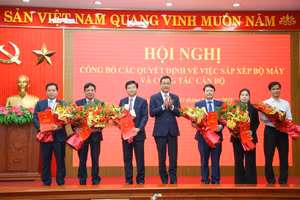 Bí thư Tỉnh ủy Lê Ngọc Quang trao quyết định và tặng hoa cho ông Trương An Ninh (thứ 3 từ trái sang).