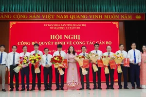 Lãnh đạo Sở GD&ĐT Quảng Trị tặng hoa chúc mừng các Trưởng phòng chuyên môn, nghiệp vụ.