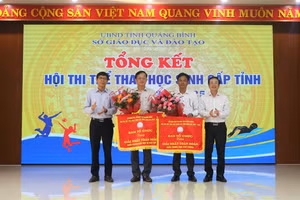 Lãnh đạo Sở GD&ĐT Quảng Bình trao giải Nhất toàn đoàn cho Phòng GD&ĐT TP Đồng Hới và Trường THPT Nguyễn Chí Thanh.