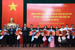 Lãnh đạo tỉnh Quảng Bình trao quyết định cho Giám đốc, Phó Giám đốc các Sở sau khi tinh gọn.