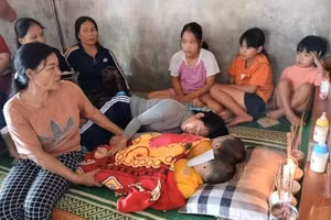 2 đứa trẻ tử vong do ngã xuống khu vực ngập nước lũ trước sân nhà.