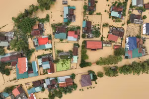 Hơn 12.000 nhà dân tại huyện Lệ Thủy (Quảng Bình) đang bị ngập trong biển nước.