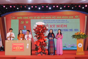 Lãnh đạo Sở GD&ĐT tỉnh Quảng Trị tặng quà cho Trường THPT Quang Trung.