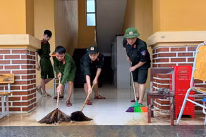 Công an tỉnh Quảng Bình hỗ trợ các trường học trên địa bàn xã Võ Ninh dọn dẹp sau lũ.