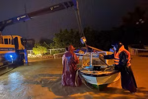 Công an tỉnh Quảng Bình hỗ trợ người dân trong mùa mưa lũ.