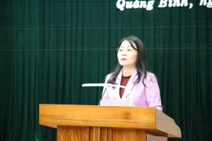 Bà Mai Thị Liên Giang, Phó Giám đốc Sở GD&ĐT cung cấp thông tin tại buổi họp báo.