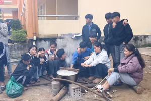 Học sinh Trường PTDTNT Quảng Bình cùng nhau nấu bánh chưng.