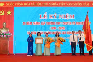 Thừa ủy quyền Chủ tịch nước, lãnh đạo tỉnh Quảng Trị trao Huân chương Lao động hạng Nhất cho Trường THPT chuyên Võ Nguyên Giáp.