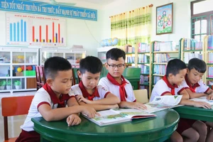 Học sinh Trường TH số 1 Đại Trạch (huyện Bố Trạch, Quảng Bình) đọc sách trong thư viện.