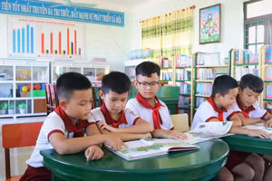 Học sinh Trường TH số 1 Đại Trạch (huyện Bố Trạch, Quảng Bình) đọc sách trong thư viện.