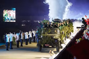 Chương trình nghệ thuật “Bản hùng ca trên sông” tái hiện không gian lịch sử hào hùng trên sân khấu.