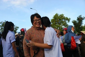Phụ huynh phấn khởi khi con thông tin môn Ngữ văn đạt điểm khá trở lên.