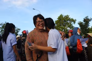 Phụ huynh phấn khởi khi con thông tin môn Ngữ văn đạt điểm khá trở lên.