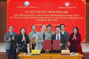 Lãnh đạo Sở GD&ĐT Quảng Bình với Hội Khuyến học tỉnh ký kết chương trình phối hợp.