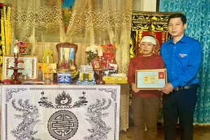 Bí thư Tỉnh đoàn Quảng Bình trao Huy hiệu "Tuổi trẻ dũng cảm" cho gia đình đoàn viên hy sinh trong mùa lũ.