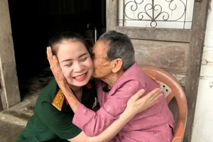 Mẹ Phan Thị Quyên nghẹn ngào, xúc động khi được hội phụ nữ Bộ chỉ huy Quân sự tỉnh Quảng Trị đến thăm.