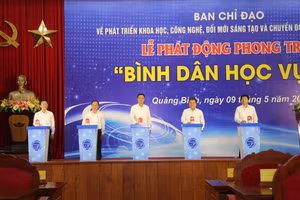 Lãnh đạo tỉnh Quảng Bình ấn nút phát động Phong trào “Bình dân học vụ số”. 