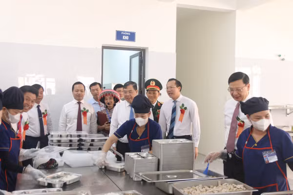 Phó Thủ tướng Phạm Gia Túc cùng các đại biểu dự Lễ Khai giảng và khánh thành Trường PTNT TH&THCS Thanh Nưa kiểm tra khu vực nấu ăn của trường.