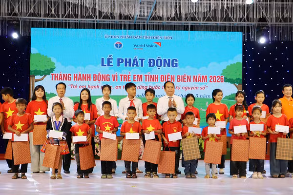 Trẻ em có hoàn cảnh khó khăn trên địa bàn tỉnh Điện Biên nhận quà hỗ trợ tại Lễ phát động "Tháng hành động vì trẻ em năm 2026".
