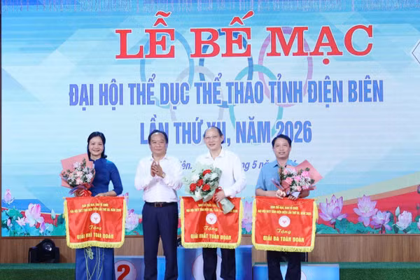 Ông Cù Huy Hoàn - Phó Giám đốc Sở GD&ĐT tỉnh Điện Biên (thứ 2 từ phải sang) nhận cờ giải Nhất toàn đoàn tại Đại hội Thể dục thể thao tỉnh Điện Biên lần thứ XII. 
