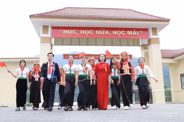 Thầy trò Trường PTNT TH&THCS Bum Nưa, xã Bum Nưa, tỉnh Lai Châu hân hoan trong ngôi trường mới.