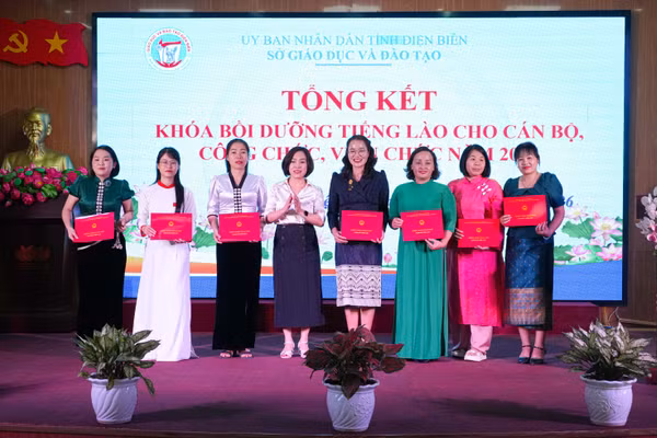Trao chứng nhận hoàn thành khóa bồi dưỡng cho các học viên.