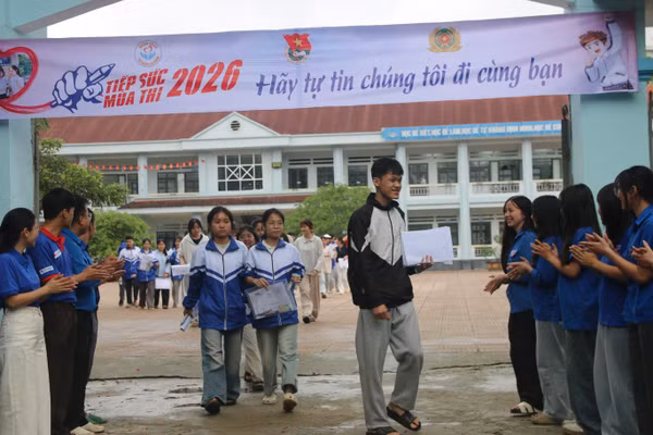 Các thí sinh Điểm thi Trường PTDTNT THPT tỉnh Lai Châu kết thúc môn thi tại Kỳ thi tốt nghiệp THPT.