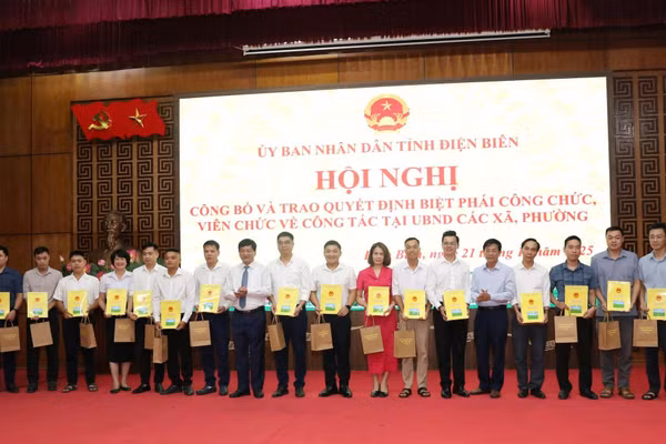 Trao quyết định cho công chức được biệt phái về các xã, phường.