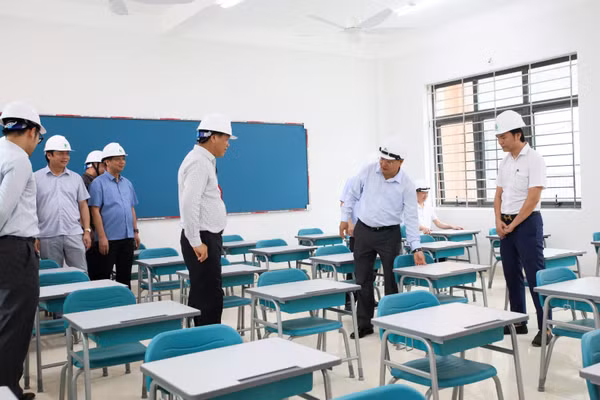 Kiểm tra bố trí cơ sở vật chất trong phòng học của Dự án Trường PTNT liên cấp TH&THCS Phong Thổ.