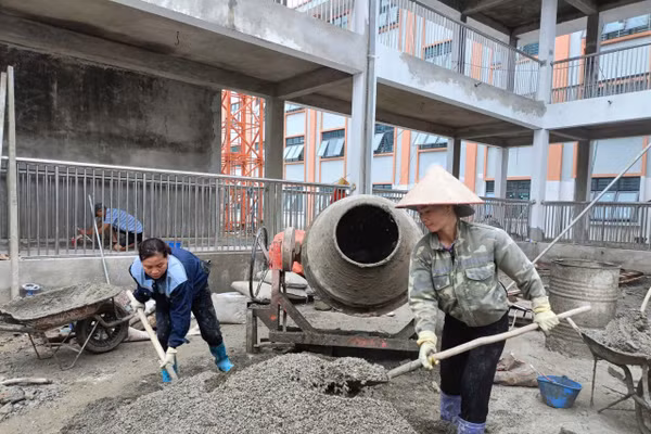 Công nhân thi công tại công trình Trường PTDTNT liên cấp Tiểu học và THCS Phong Thổ. 