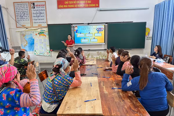 Các phụ huynh tại xã Mường Mô tham gia lớp tập huấn chuyên đề "Phòng, chống mua bán trẻ em và đi xa an toàn".