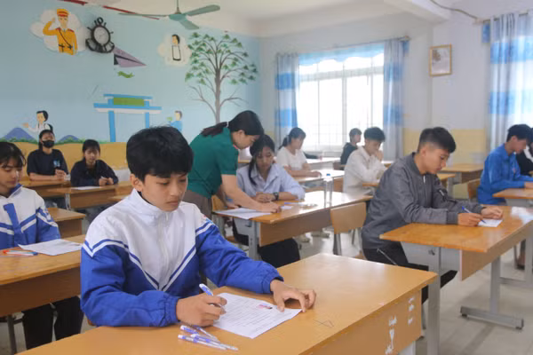 Các thí sinh dự thi vào lớp 10 tại Trường THPT Quyết Thắng.