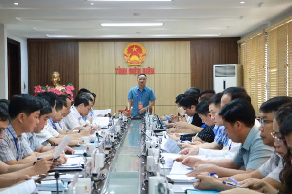 Quang cảnh cuộc họp.