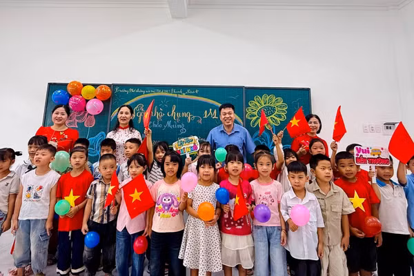 Học sinh lớp 1 Trường PTNT TH&THCS Thanh Nưa hân hoan trong ngày tựu trường.
