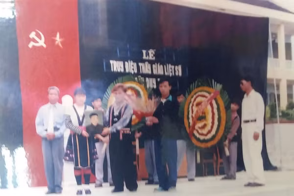 Lễ truy điệu thầy giáo liệt sĩ Trần Duy Thời được tổ chức tại Trường PTDTNT tỉnh Lai Châu năm 1999.