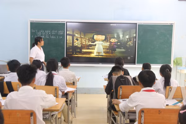 Tiết học Lịch sử của cô trò Trường PTDTBT TH&THCS số 2 Bản Lang.