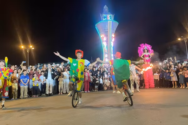 Carnaval đường phố lần đầu tiên được tổ chức trong khuôn khổ Lễ hội Hoa Ban năm 2026.