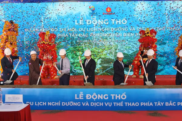 Các đại biểu thực hiện nghi thức động thổ.