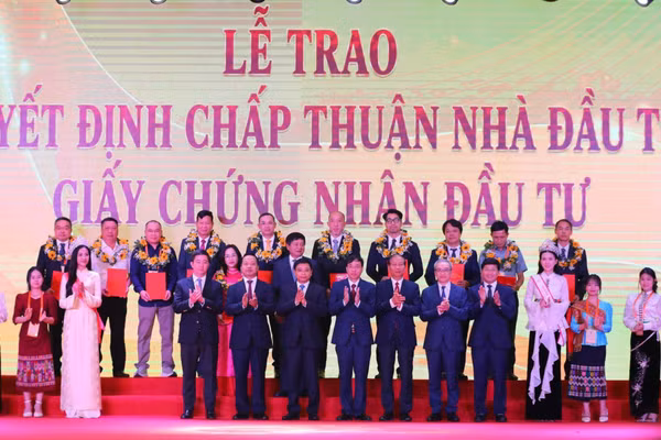 Tỉnh Điện Biên trao 12 Quyết định chấp thuận chủ trương đầu tư cho 11 doanh nghiệp.