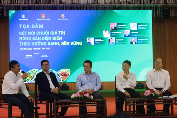 Các đại biểu tham dự tọa đàm "Kết nối chuỗi giá trị nông sản Điện Biên theo hướng xanh, bền vững".