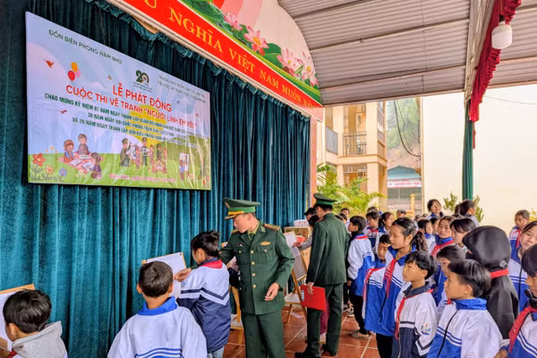 Đông đảo học sinh hào hứng tham gia Cuộc thi vẽ tranh “Người lính em yêu”.
