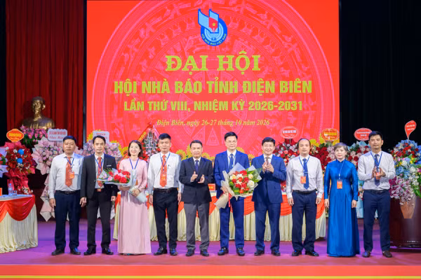 Ông Nguyễn Đức Lợi, Phó Chủ tịch Thường trực Hội Nhà báo Việt Nam (Thứ 5 tính từ bên trái) tặng hoa chúc mừng Ban chấp hành Hội Nhà báo tỉnh Điện Biên nhiệm kỳ 2026-2031.